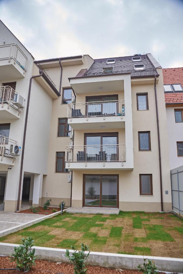 Sunlight Red Szeged Apartment Exterior photo